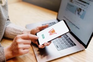 Płatności online czy płatności kartą w sklepie stacjonarnym – jakie transakcje są bezpieczniejsze?