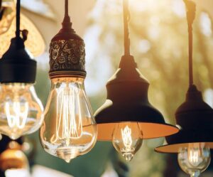 Lampy wiszące – oświetlenie z charakterem i stylizacją