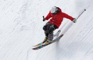 Kurtki narciarskie – jak wybrać odpowiedni model na zimowy wyjazd?